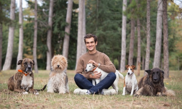 Basile le fondateur de réglo les croquettes aux insectes pour chiot